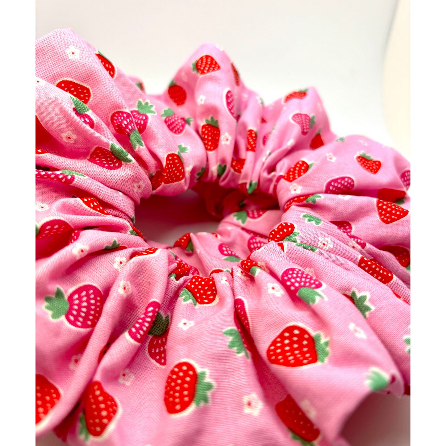 Strawberry Summer Scrunchie enchantedscrunch